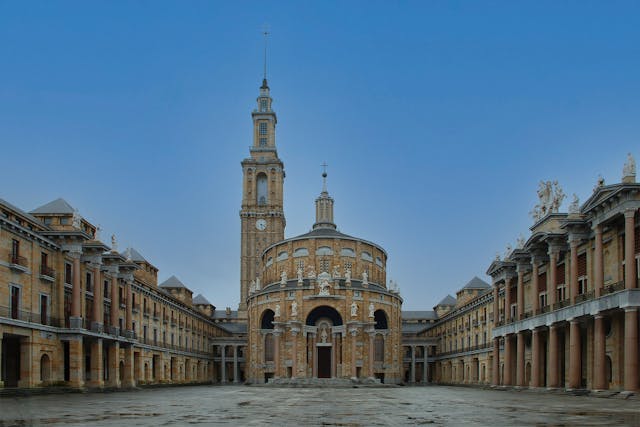 Foto de Michel Meuleman de La Laboral de Gijón: https://www.pexels.com/es-es/foto/punto-de-referencia-edificio-iglesia-cielo-azul-5956090/